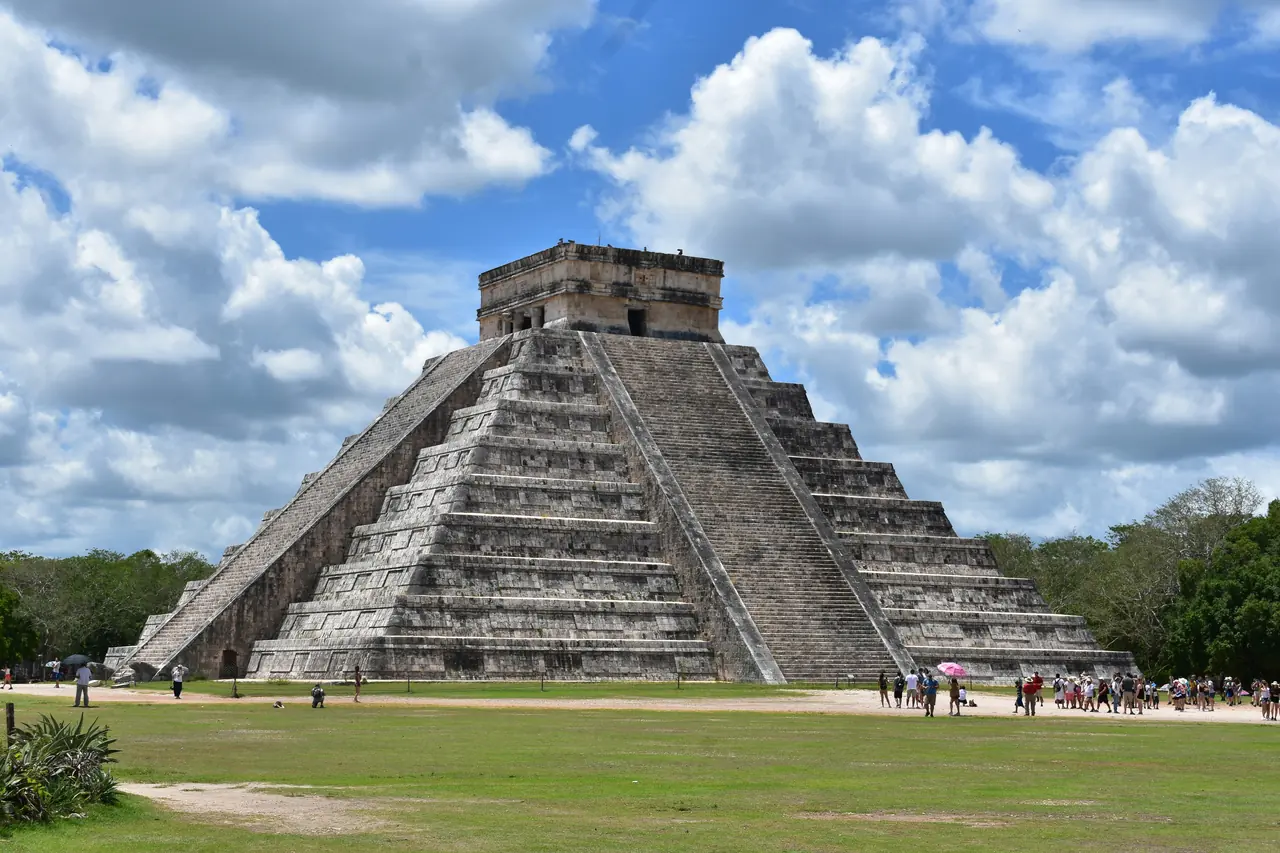 The stepped pyramid of El Castillo at Chichén Itzá under a bright sky
